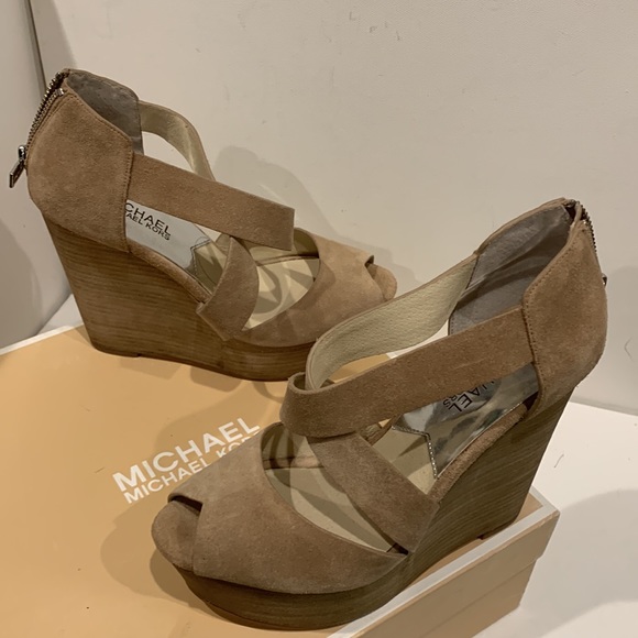 NWOT Michael Kors Wedge Light Beige Suede Platform Sandal Harley Silver Hardware - Picture 11 of 16